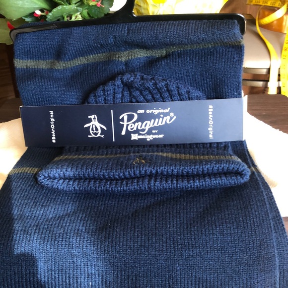 Penguin by Munsingwear  scarf and toboggan set. - Picture 1 of 5